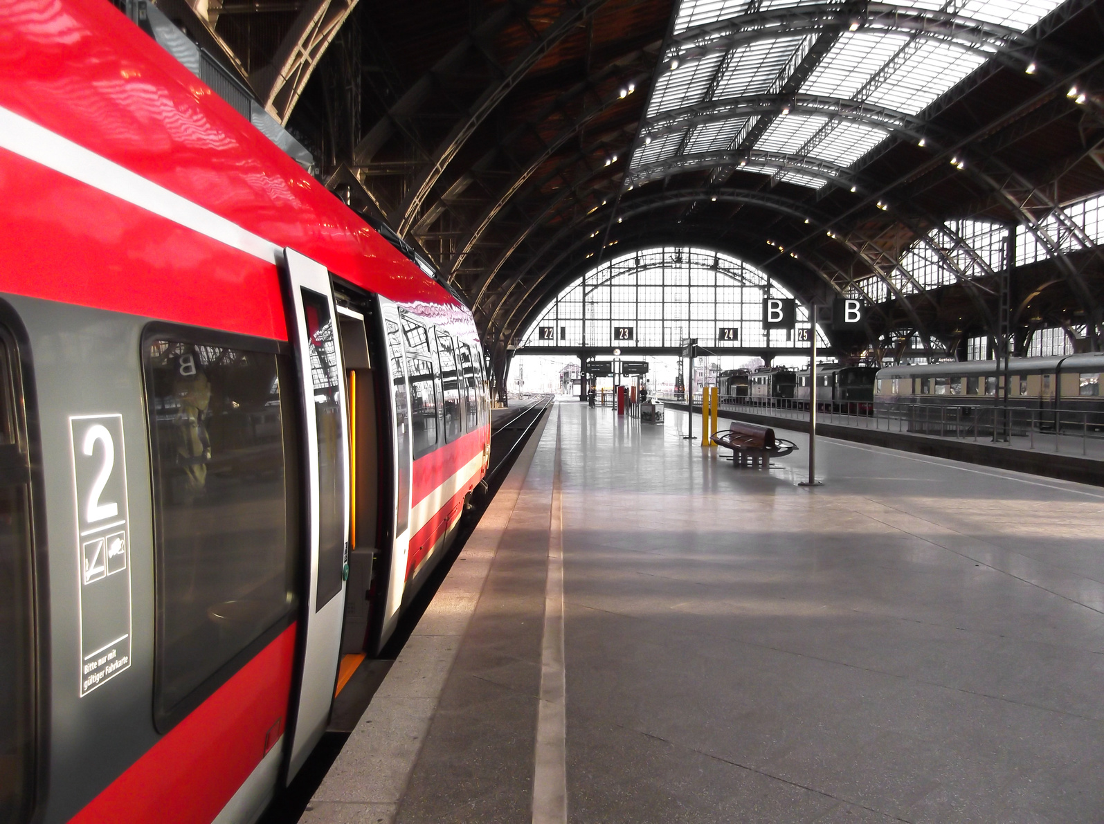 Mann schubst Frau als U-Bahn einfährt