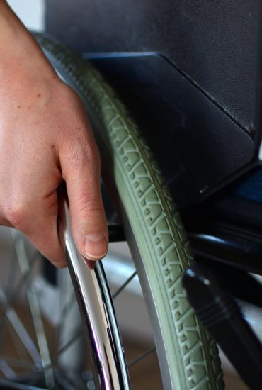 Rollstuhlfahrer schlägt Syrer zu Boden