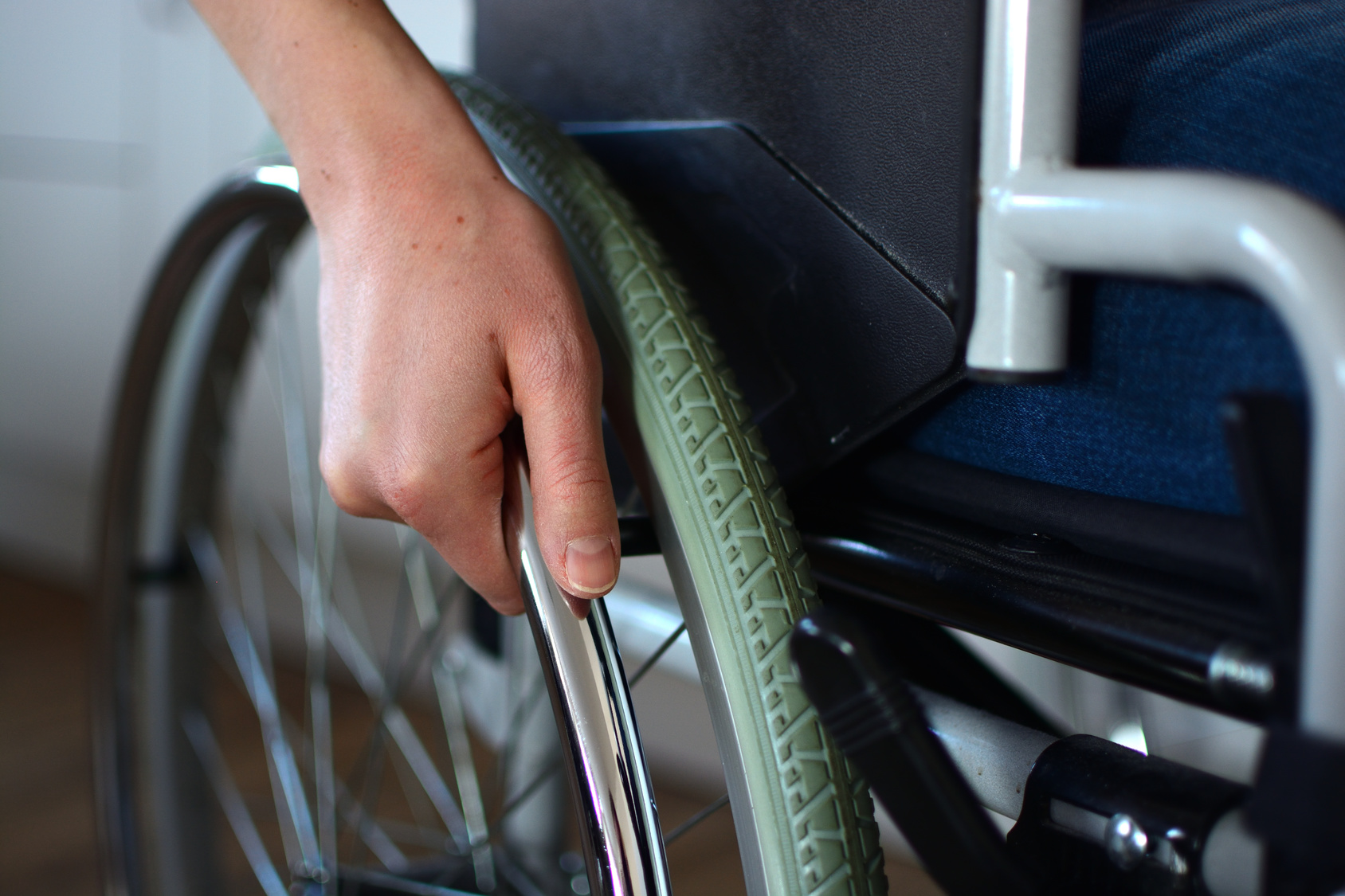 Rollstuhlfahrer schlägt Syrer zu Boden