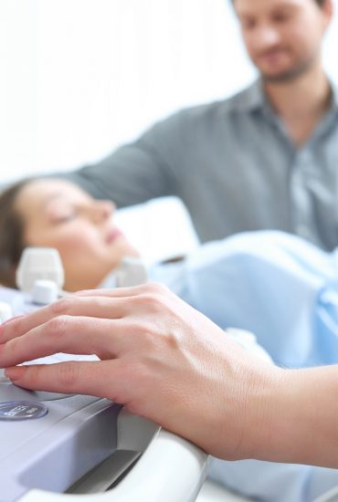 Schock bei diesem Ultraschall: Beine von Baby hängen aus der Gebärmutter