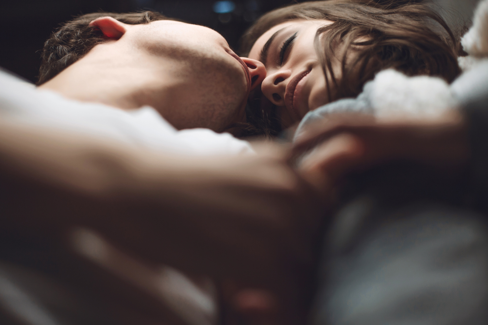 Seltene Krankheit 22-Jährige schläft beim Küssen ein!