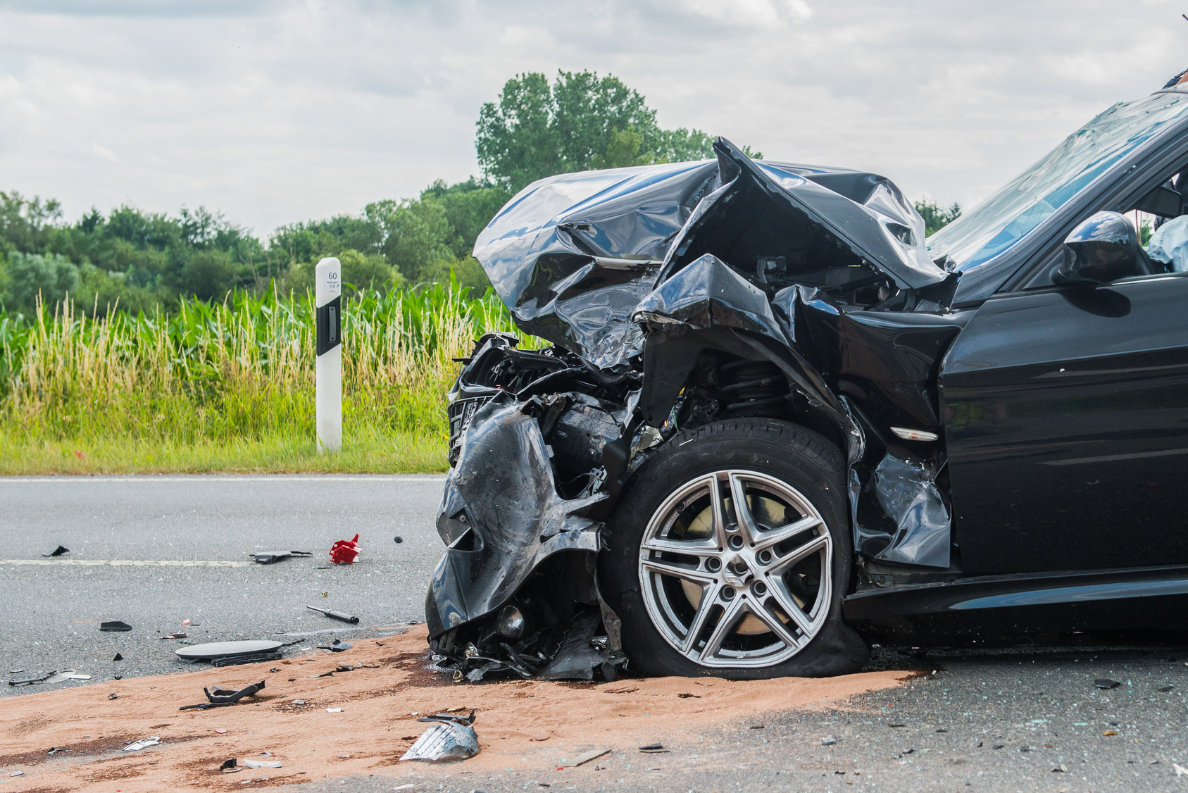 Unglaublich Mann baute Unfall und ließ schwer verletzte Frau zurück