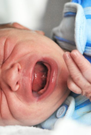 Vater schüttete seinem Baby scharfe Soße ins Auge!