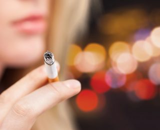 Thema Versicherung: Rauchen teurer als Risikosportarten!