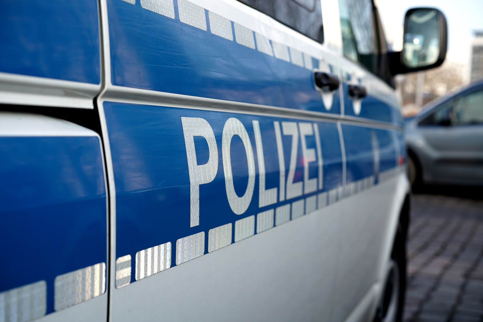 Wegen Untreue Mann ersticht eigene Frau und stößt sie aus dem Fenster