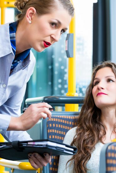 Weil sie kein Ticket hatte: Frau rammt Kontrolleur die Treppe runter