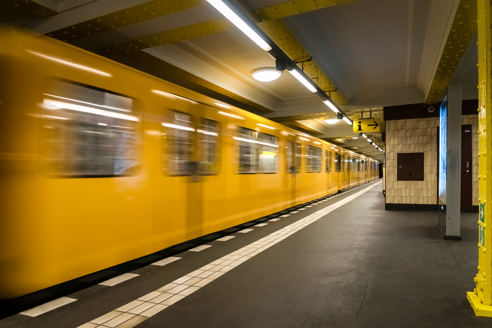 18-jährige Frau vor die U-Bahn geschubst - Täter auf der Flucht