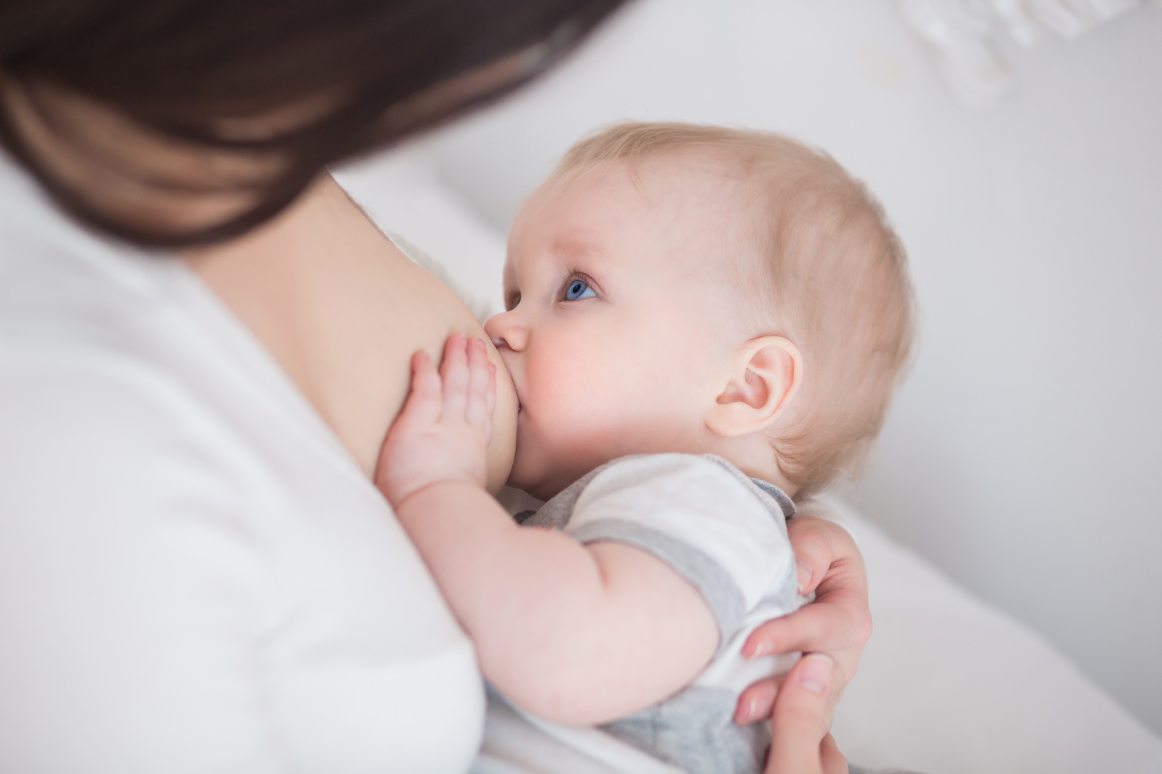 Betrunkene Frau stillte ihr Baby mit fast zwei Promille im Blut! 