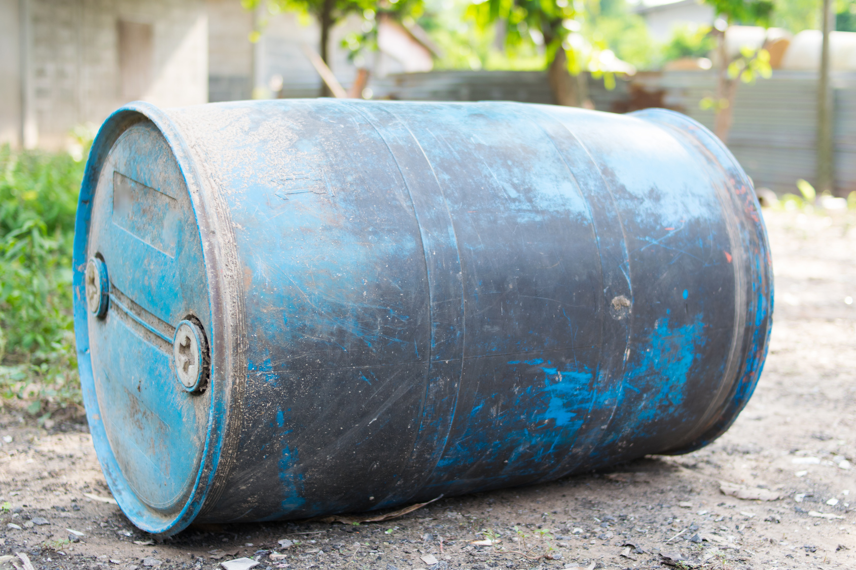 Das arme Mädchen, das in einem Plastikeimer leben muss