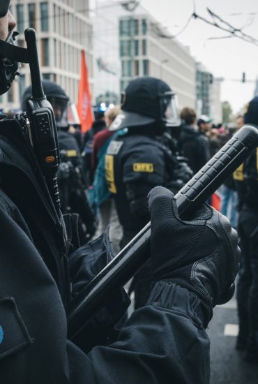 Er könnte sein Augenlicht verlieren: Randalierer wirft Polizist Böller ins Gesicht 