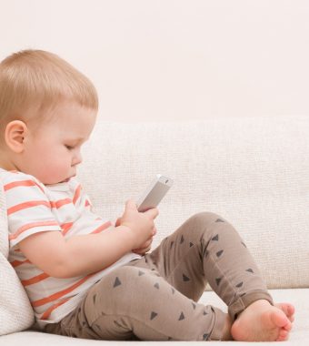 Erschreckend: Das passiert wenn Kleinkinder schon mit Smartphones spielen