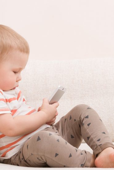 Erschreckend: Das passiert wenn Kleinkinder schon mit Smartphones spielen