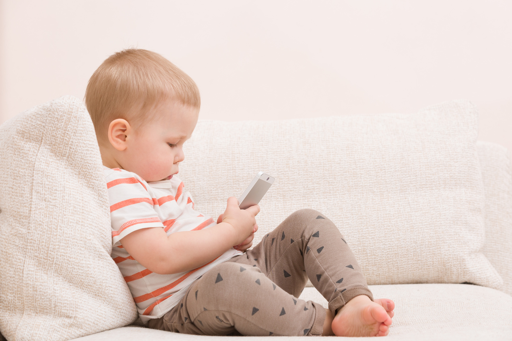 Erschreckend: Das passiert wenn Kleinkinder schon mit Smartphones spielen