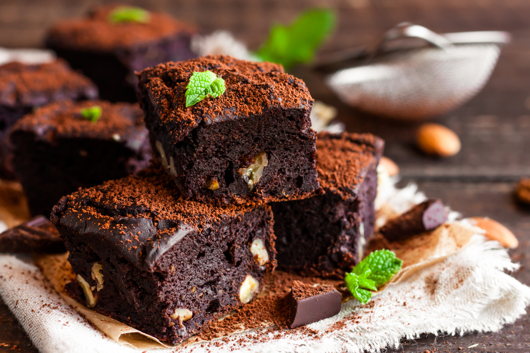 Frau backt Muttermilch-Brownies und nimmt sie mit zu Schulfest