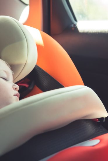 Frau geht zum Friseur, während ihr Baby auf sie wartet und stirbt