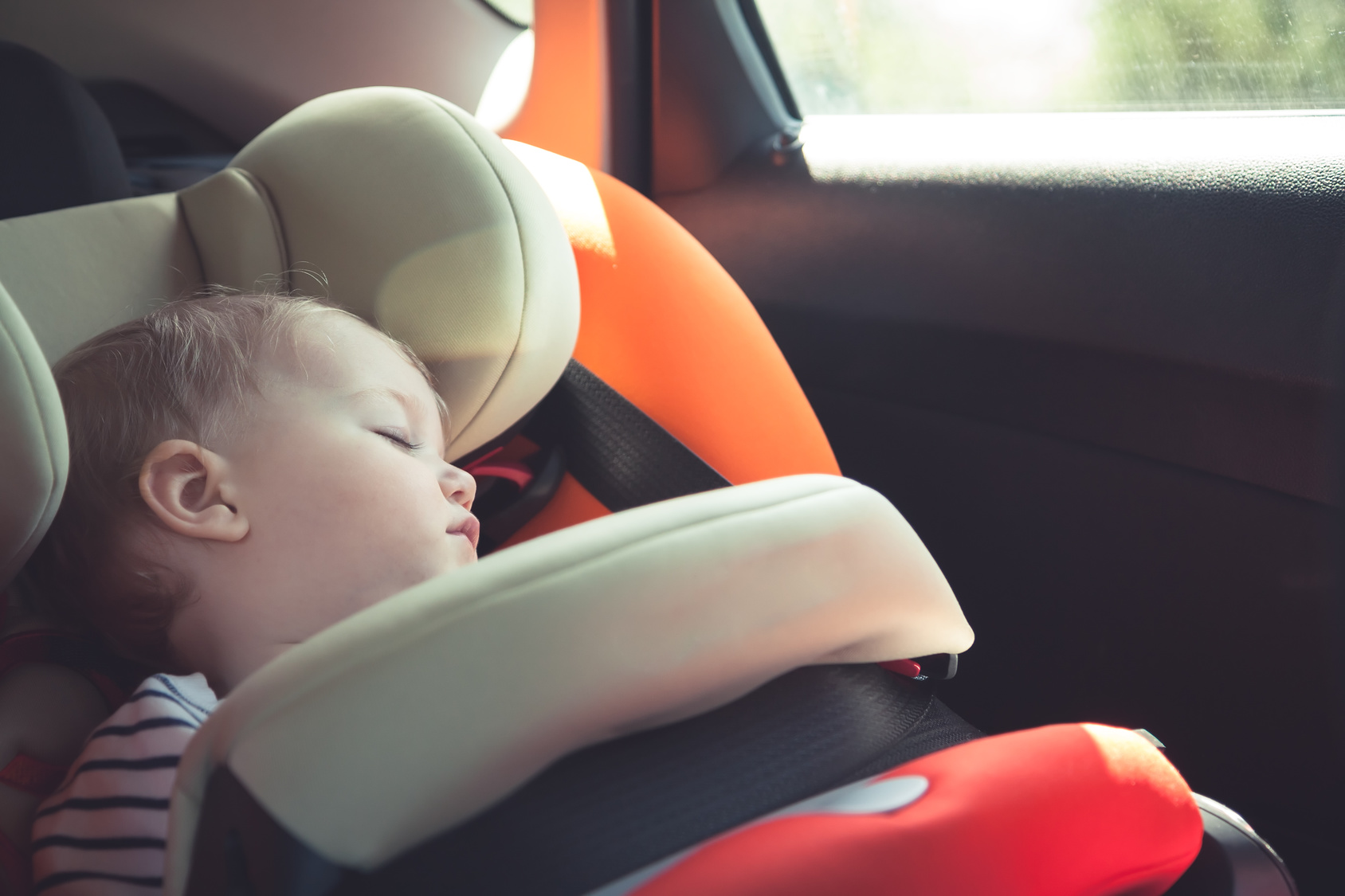 Frau geht zum Friseur, während ihr Baby auf sie wartet und stirbt