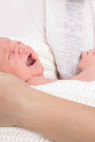 Frau versucht Baby abgetrennten Kopf wieder anzubringen