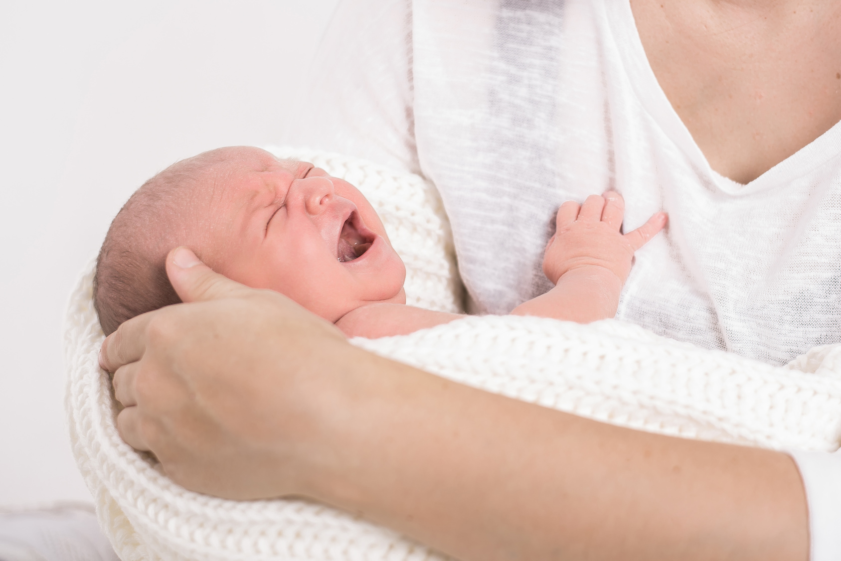 Frau versucht Baby abgetrennten Kopf wieder anzukleben