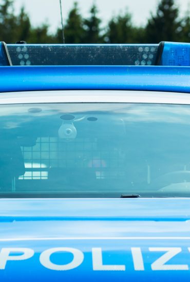 Mutter mit Baby bricht zusammen: Mann nutzt unverschämt die Gelegenheit