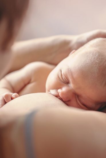 Rettung vor dem Hungertod: Passantin stillte ausgesetztes Baby in Fußgängerzone! 