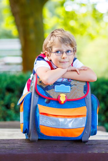 Rollkoffer oder Schulranzen: Was schadet dem Kind mehr?