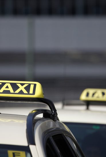 Taxifahrerin findet auf der Rückbank 20.000 Euro!