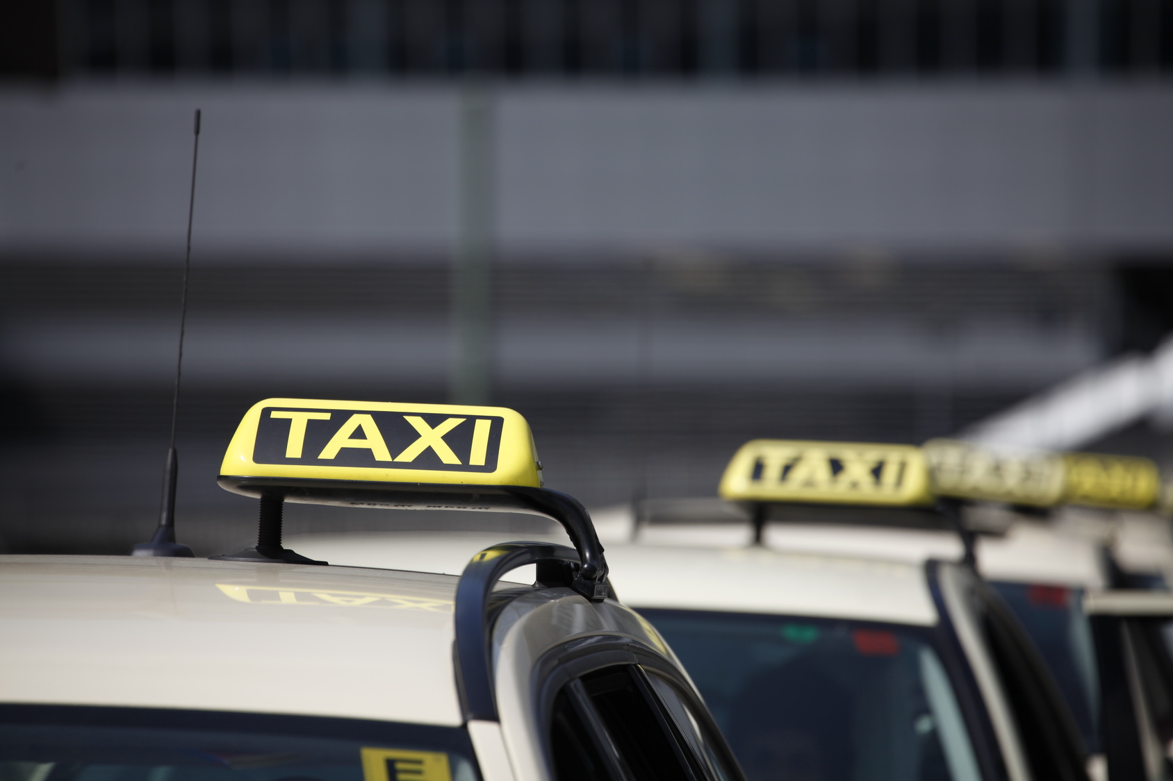 Taxifahrerin findet auf der Rückbank 20.000 Euro!