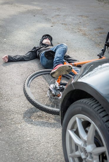 Mercedes-Fahrer fährt Kind um – und will Schadensersatz!