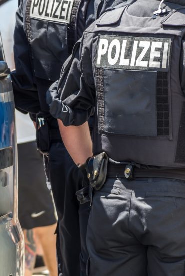 Polizei: Männergruppe versuchte, Festgenommenen zu befreien!