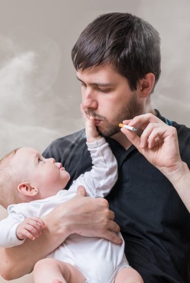 Foto von rauchendem Baby im Netz – Polizei ermittelt 