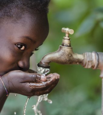 So stiehlt Nestlé den Ärmsten auch noch das Trinkwasser