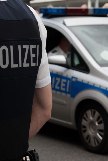 Verdächtiger verletzt Polizisten mit Messer – und darf gehen!