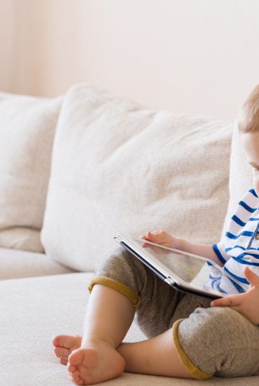 Studie: Smartphone und Co. stören Sprachentwicklung bei Babys stark!