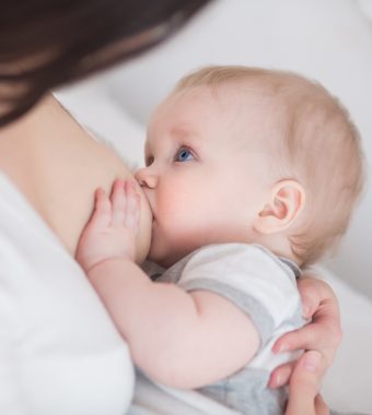 Studie: Mütter beim Stillen oft abgelenkt!