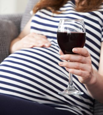 Alkohol in der Schwangerschaft: Wer kann wirklich abstinent bleiben? 