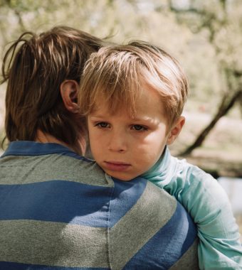 Zu wenig Liebe: Das passiert im Gehirn von Kindern!