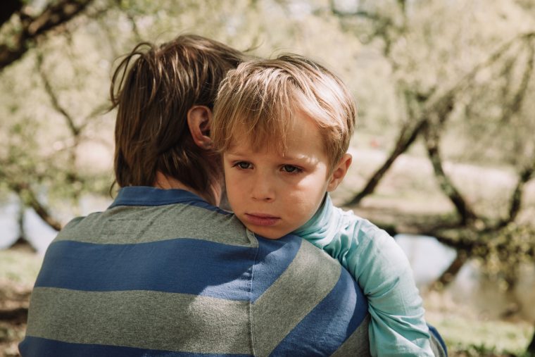 Zu wenig Liebe: Das passiert im Gehirn von Kindern!