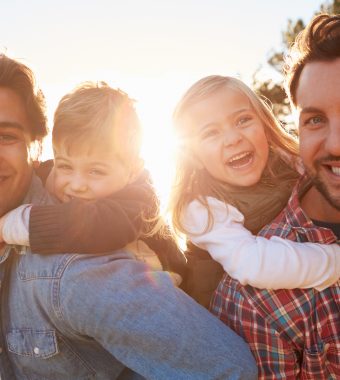 Schwule oder lesbische Eltern: Entwicklung der Kinder besser als in „Standardfamilien“?