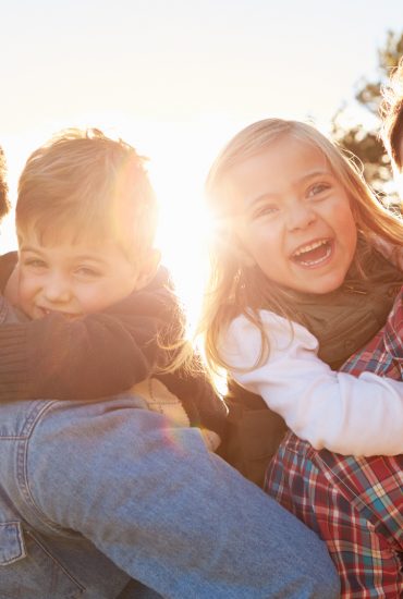 Schwule oder lesbische Eltern: Entwicklung der Kinder besser als in „Standardfamilien“?