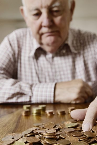 Altersarmut trotz Vorsorge? Versicherer kürzen Renten privater Altersvorsorgen immer weiter