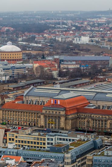 Leipzig: Mann vor Auto gestoßen!