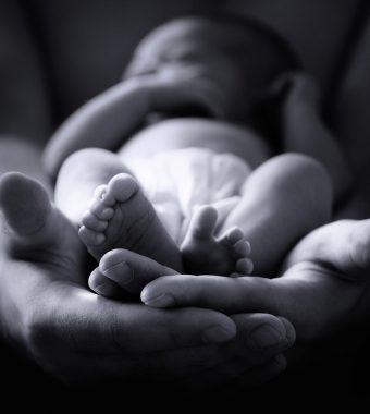 Schlimm: Baby stirbt, weil Vater es tot schüttelt!