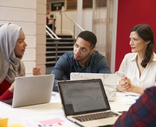 Professorin forderte zur Kopftuch-Abnahme auf: Situation in Universität eskalierte!