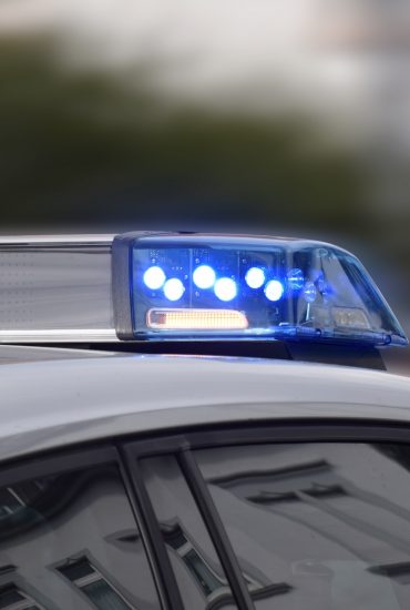 Mit Axt bewaffnet: 17-Jähriger attackiert und verletzt Passanten!