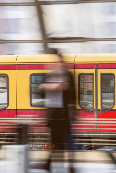 In S-Bahn: Mann (77) soll 17-Jährigen bei Handgemenge gewürgt haben!