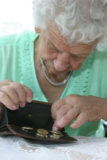Sie hatte aus Hunger Essen gestohlen: 84-Jährige muss ins Gefängnis!