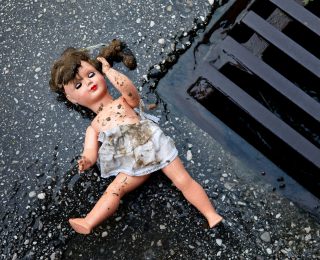 Mutter und Nachbar: 7-Jährige als Sexspielzeug missbraucht!