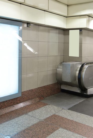 Täter flüchtig: Messerattacke in Berliner U-Bahnstation!