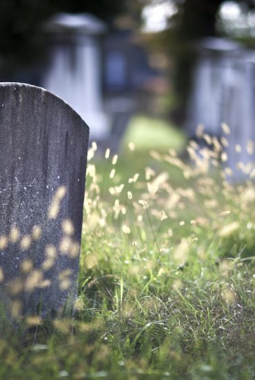 Schock: Exhibitionist belästigt Frauen auf Friedhof!