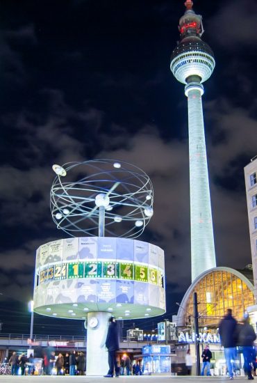 Am Alexanderplatz: 14-Jährige belästigt – Helfer (20) wird attackiert!